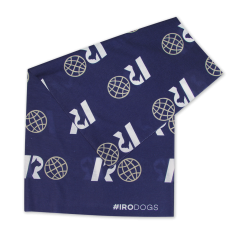 Nahaufnahme, blaues Multifunktionstuch mit kleinen IRO-Logos